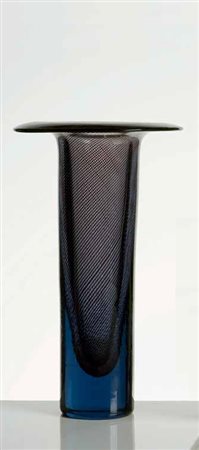 Tapio Wirkkala Vaso in vetro a filigrana viola circa 1966/1968, altezza cm...