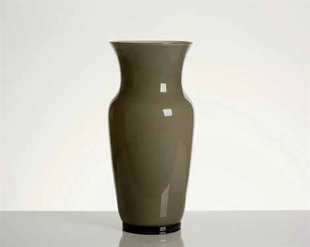 Tobia Scarpa Vaso in vetro incamiciato grigio, della serie “Cinesi” circa...