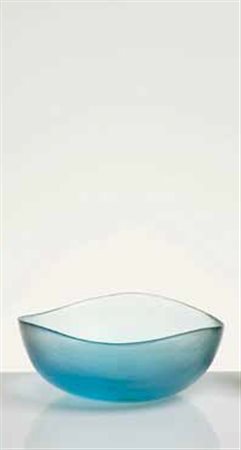 Tobia Scarpa Piccola coppa in vetro battuto azzurro circa 1957, cm 6x15x13,5....