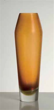 Paolo Venini Vaso in vetro inciso color ambra 1957 circa, altezza cm 40....