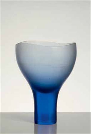 Tobia Scarpa Vaso in vetro battuto blu circa 1958, altezza cm 30. Reca...