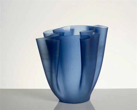 Pietro Chiesa per Fontana Arte Vaso in vetro satinato a cartoccio anni ’40,...