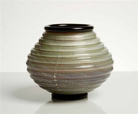 Seguso Vaso in vetro incamiciato a forma sferica a scanalature orizzontali,...