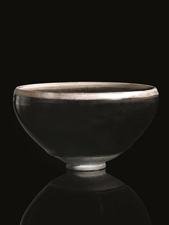 COPPA, CINA, DINASTIA SONGin smalto nero con bordo bianco, diam. cm 12...