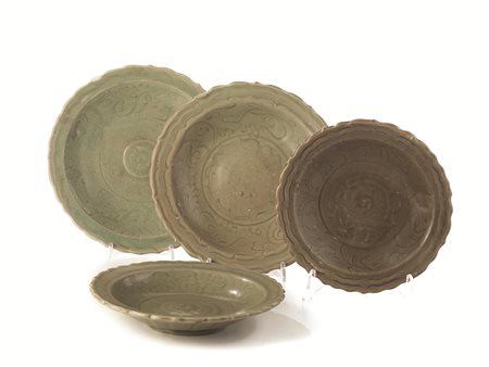 PIATTO, CINA, DINASTIA MING in porcellana celadon decorato con motivi...