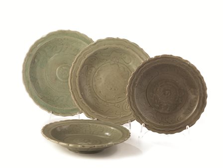 PIATTO, CINA, DINASTIA MINGin porcellana celadon decorato con motivi floreali...