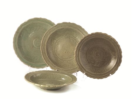 PIATTO, CINA, DINASTIA MING in porcellana celadon decorato con motivi...