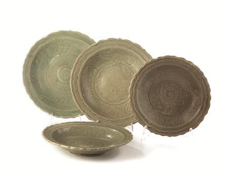 PIATTO, CINA, DINASTIA MINGin porcellana celadon decorato con motivi floreali...