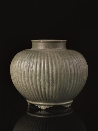 GIARA, CINA, DINASTIA YUAN-MINGin gr&egrave; dalla forma bombata e con...