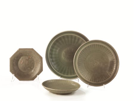 TRE PIATTI, CINA, DINASTIA MINGin porcellana celadon, con decoro floreale,...