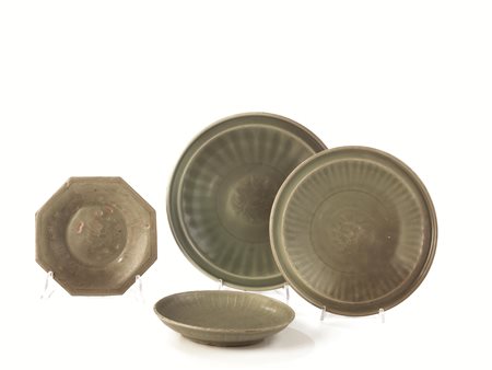 PIATTO, CINA, DINASTIA MINGin porcellana celadon Longquan, con decoro...