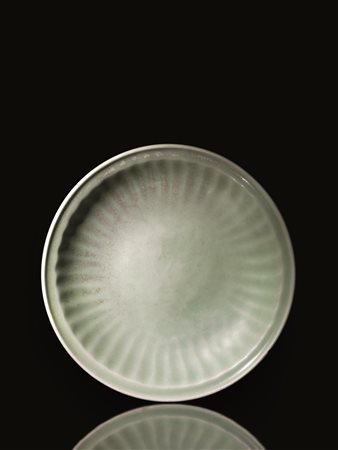 PIATTO, CINA, DINASTIA MINGin porcellana celadon, con decoro centrale...