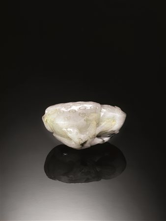 INTAGLIO, CINA, TARDA DINASTIA QINGin giada bicolore nella forma di fiore,...