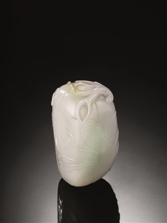Intaglio Cina,dinastia Qing, sec. XIX in giada verde pallido a forma di...