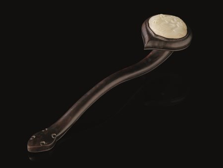 SCETTRO, CINA, SEC. XIXin legno con placca sagomata in giada verde pallido,...