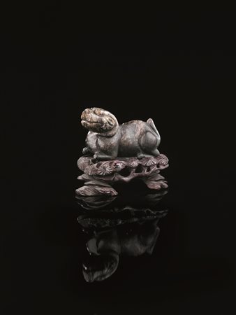 PENDENTE, CINA, DINASTIA QINGin giada grigia, a forma di montone accucciato,...