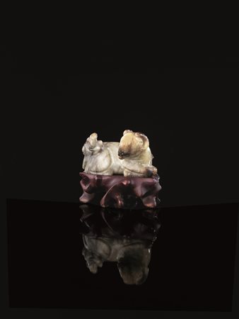 INTAGLIO, CINA, TARDA DINASTIA QING in giada verde celadon con venature color...