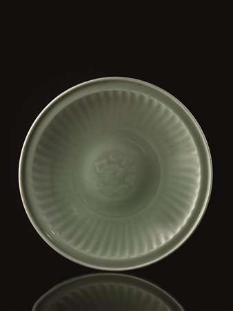 GRANDE PIATTO, CINA, DINASTIA MING in porcellana celadon, bordo cannetÃ© e...