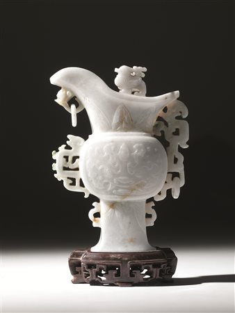 VASO, CINA, TARDA DINASTIA QINGin giadeite, modellato nella forma di antico...