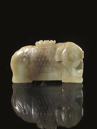 FIBBIA, CINA, SECC. XVIII-XIX in giada celadon e russet, a forma di elefante...