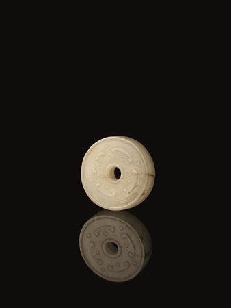 PICCOLO PENDENTE, CINA, SECC. XIX-XXin giada bianca di forma circolare con...