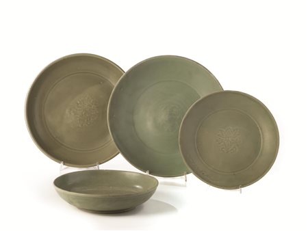 PIATTO, CINA, DINASTIA MING in porcellana celadon, decorato con drago...