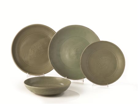 PIATTO, CINA, DINASTIA MING in porcellana celadon, decorato al centro con...