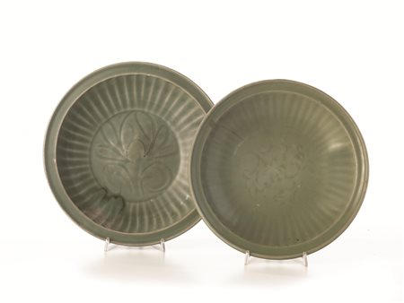 PIATTO, CINA, DINASTIA MINGin porcellana celadon, il centro decorato con...