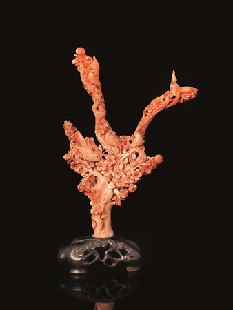 INTAGLIO, CINA, SEC. XXin corallo modellato nella forma di tronco d'albero in...