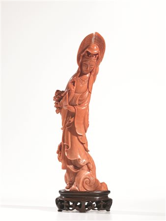 SCULTURA, CINA, SECC. XIX-XXin corallo, raffigurante Guanyin, poggiante su...