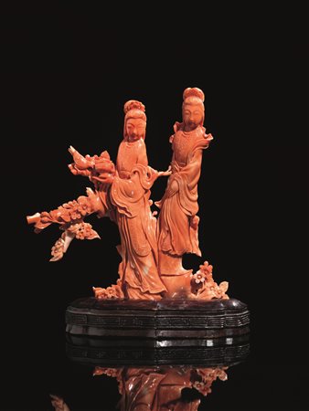GRUPPO SCULTOREO, CINA, SECC. XIX-XXin corallo raffigurante due Guanyin una...