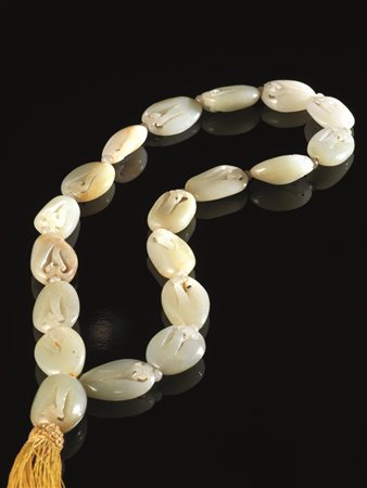 COLLANA, CINA, SEC. XXcon vaghi in giada modellati come conchiglie&nbsp;A...