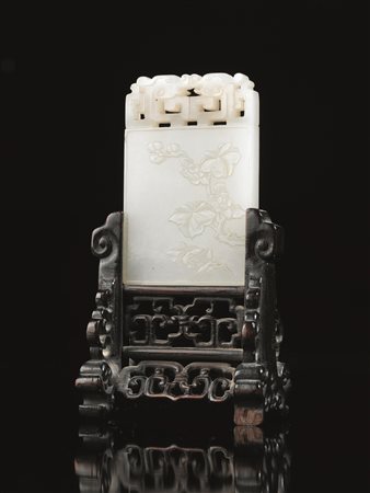 PICCOLA PLACCHETTA, CINA, SEC. XIXin giada bianca, incisa da un lato con...