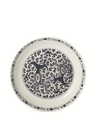 GRANDE PIATTO, CINA, DINASTIA MING, SEC. XVI in porcellana bianca e blu...