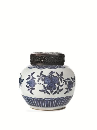 CONTENITORE, CINA, DINASTIA QING, SEC. XIXin porcellana bianca e blu decorata...