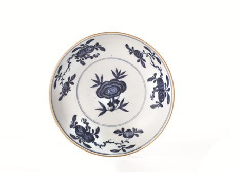 PIATTO, CINA, DINASTIA QING, SEC. XVIII in porcellana bianca e blu, con fiore...