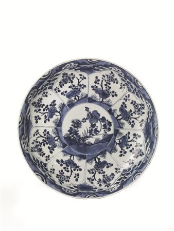 Piatto, Cina, sec. XVIII, epoca Kangxi (1661-1722)in porcellana bianca e blu,...