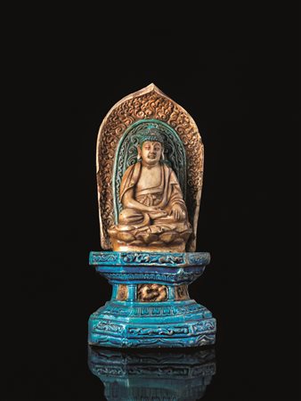 BUDDHA, CINA, DINASTIA MING assiso su un trono con mandorla, in porcellana...