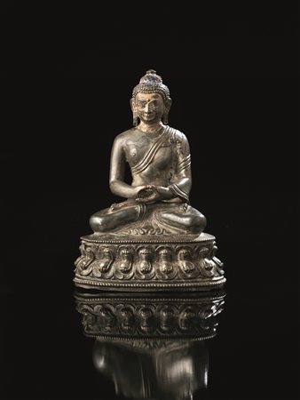 BUDDHA CINO-TIBETANO SEC.XVIin bronzo argentato raffigurante Sakyamuni, alt....