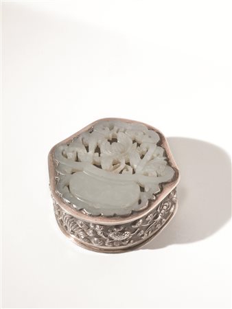 SCATOLA, SEC. XIX-XXin argento con placca in giada verde Celadon, intagliata...
