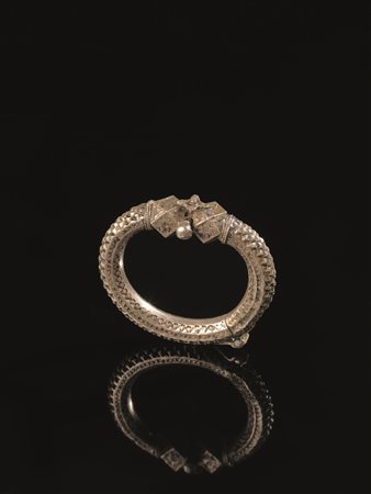 BRACCIALE, TIBET, SEC. XIXin argento, decorato con motivo geometrico&nbsp;A...