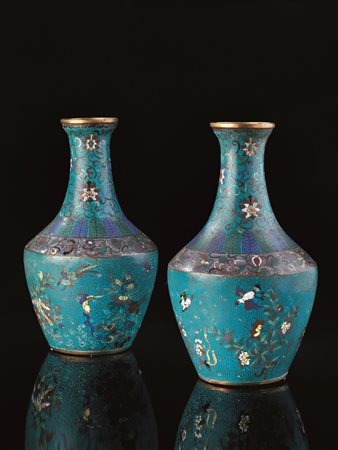 COPPIA DI VASI CINA SEC. XIXin metallo cloisonn&eacute; decorato con motivi...