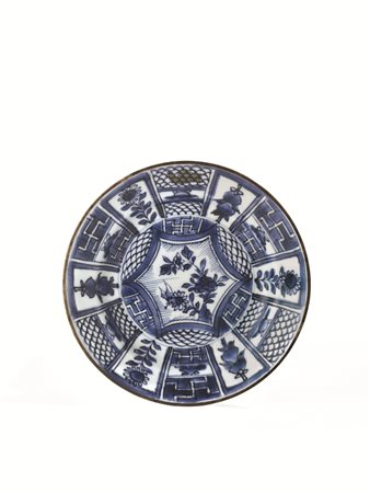 Piattino Cina fine dinastia Mingin porcellana bianca e blu con decori entro...