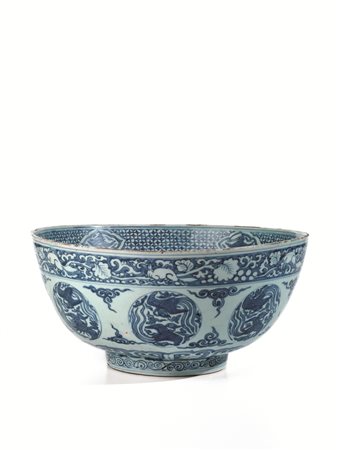 GRANDE COPPA DINASTIA MING SEC. XVI - XVII in porcellana bianca e blu...