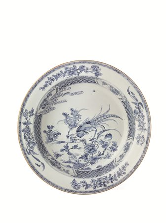 GRANDE PIATTO, Cina DINASTIA QING SEC. xviiiin porcellana bianca e blu,...