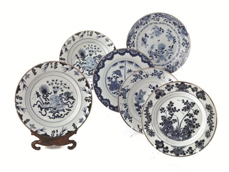 SEI PIATTI CINA DINASTIA QING SEC. XVIII in porcellana bianca e blu decorati...