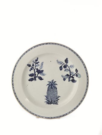 Piatto Cina DINASTIA QING SEC. xviiiin porcellana bianca e blu per...