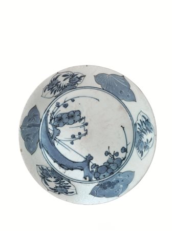 PIATTO CINA SEC. XVIII in porcellana bianca e blu per il mercato giapponese...