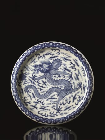 LAVA PENNELLI CINA SEC XIXin porcellana bianca e blu decorata con drago,...