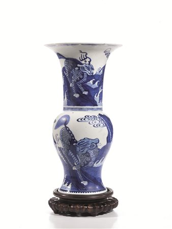 VASO, CINA FINE DINASTIA QING, in porcellana bianca e blu, la forma a coda di...
